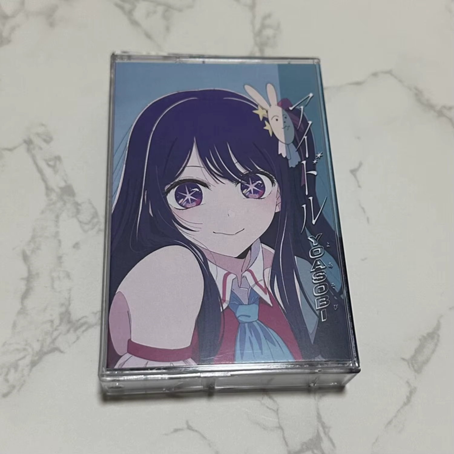 Cassette audio analogique sur le thème des idoles J-pop, avec illustration de personnage dessinée à