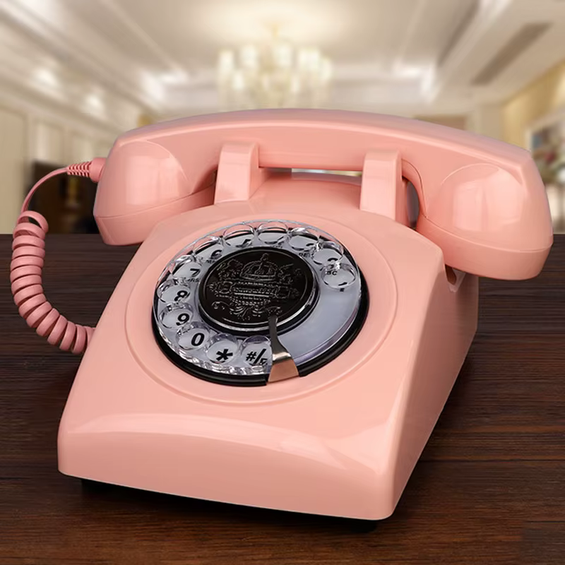 Téléphone filaire rouge, téléphones de bureau à cadran rotatif classique, téléphone vintage antique du téléphone de la vieille mode des années 1930