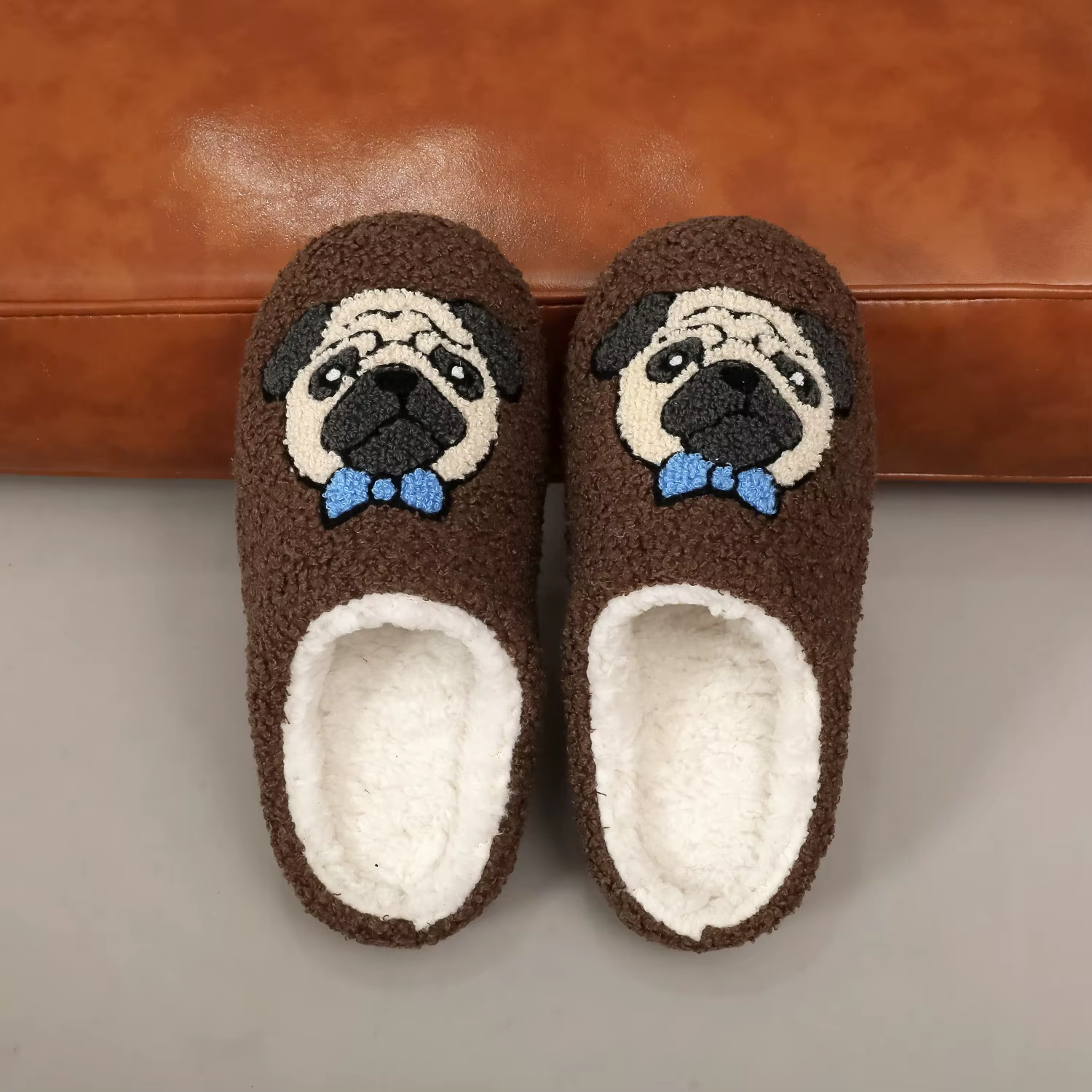 Une paire de pantoufles en fourrure confortables à semelles souples pour la maison en peluche à motif brodé de carlin marron, pantoufles d'intérieur mignonnes, chaudes et antidérapantes pour hommes et