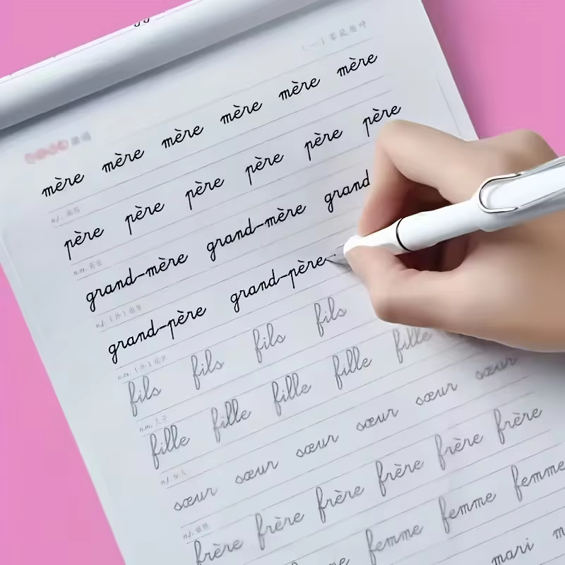 Étudier la calligraphie française volumine la pratique de l'art de l'écriture en écriture française standard.