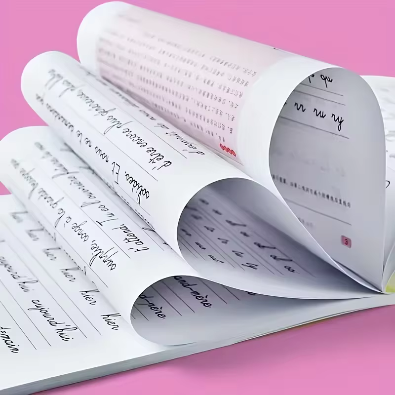 Étudier la calligraphie française volumine la pratique de l'art de l'écriture en écriture française standard.