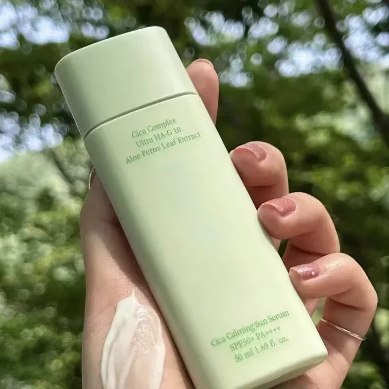 Nouveau Stick Solaire Coréen Bleu Clair Mat pour une Peau Douce et Soyeuse – Texture Coton Léger et Hydratant – Protection UV