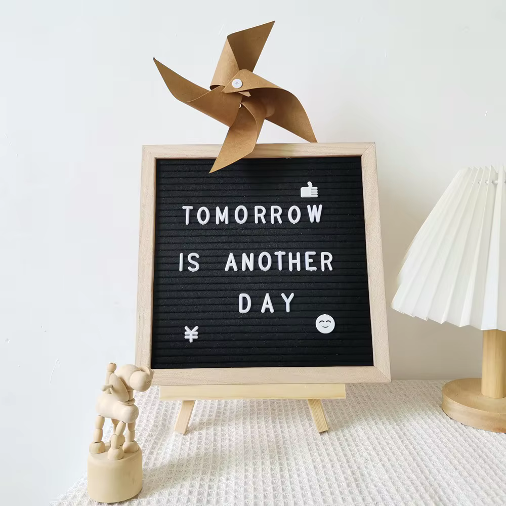 Nouvelle Arrivée Tableau de messages en bois simple avec symboles modifiables Décoration d'intérieur Tableau de lettres en feutre Tableau noir pour boutique
