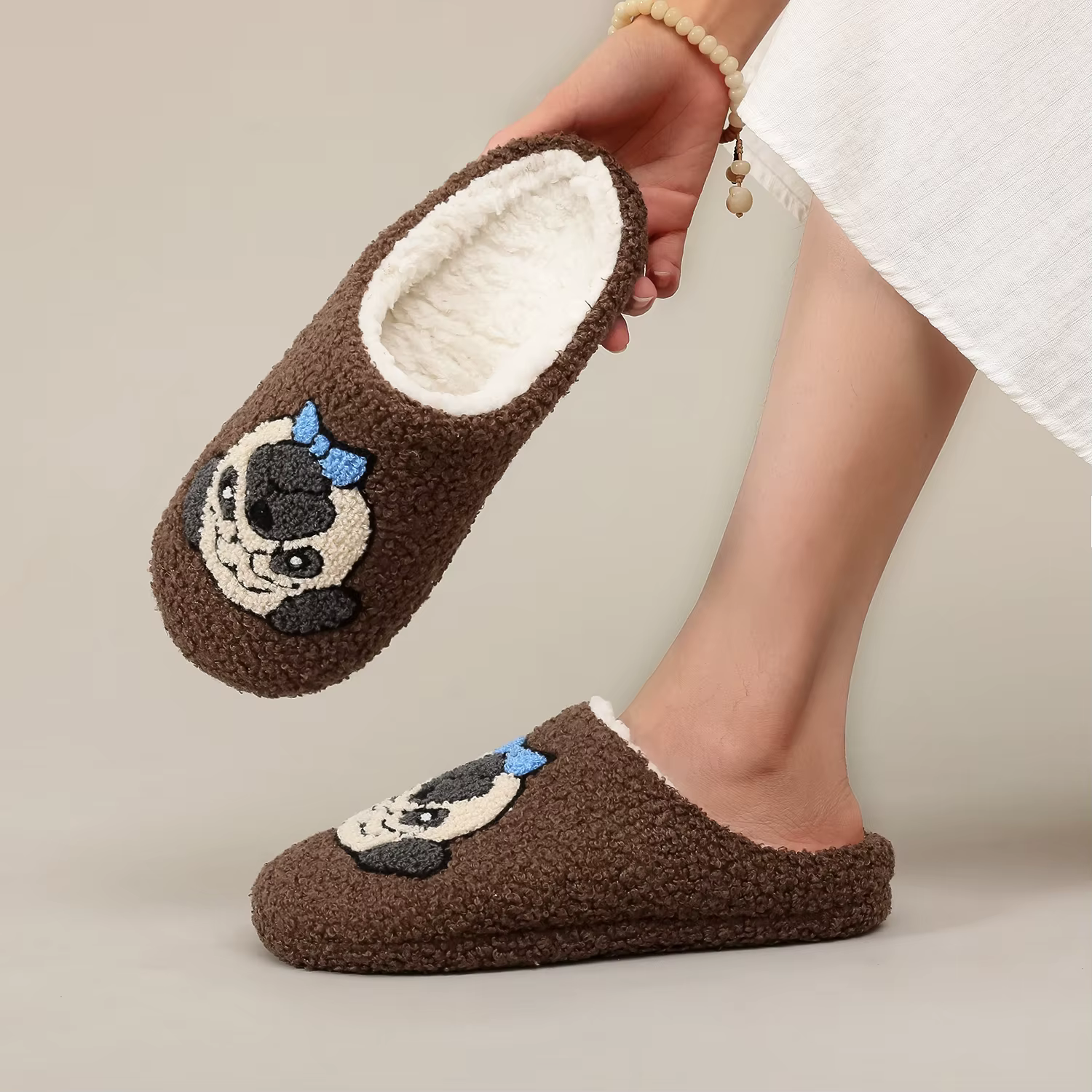 Une paire de pantoufles en fourrure confortables à semelles souples pour la maison en peluche à motif brodé de carlin marron, pantoufles d'intérieur mignonnes, chaudes et antidérapantes pour hommes et