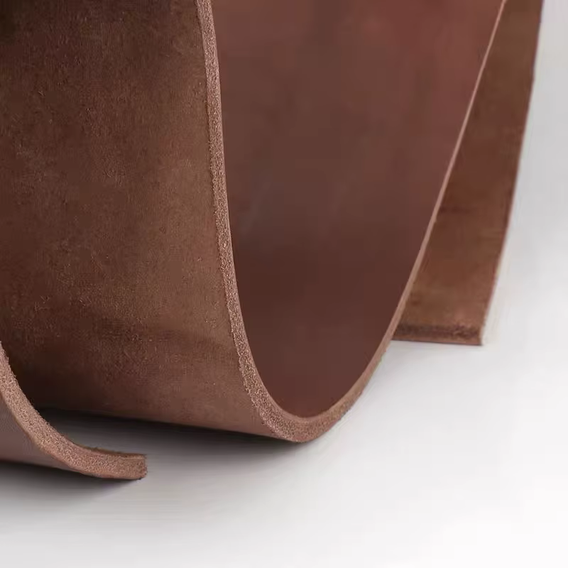 Matériau du cuir Hardcore, couche de tête de vache jaune haute densité marron foncé de 4mm d'épaisseur, gaine de couteau en cuir tanné végétal, taille