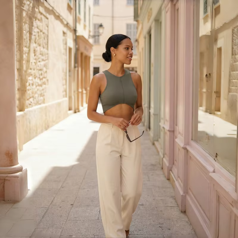 Haut court sirène à col montant pour femme