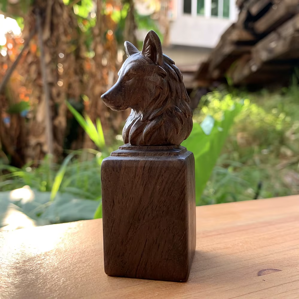 1 pièce, statue de totem de loup en bois sculptée à la main de 3,8 pouces, thème animal, style artistique, convient pour les décorations de fêtes, décorations de bureau, décoration intérieure, cheminé