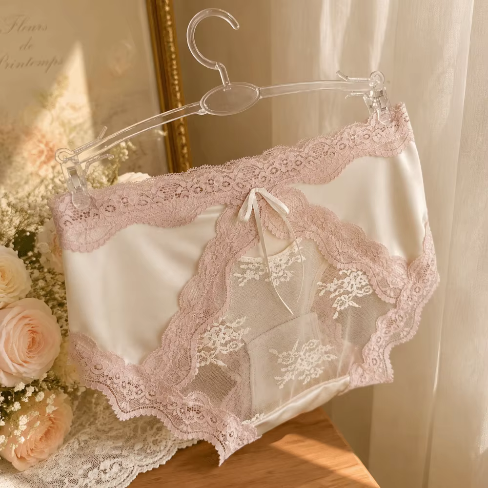 Culottes mi-hautes en dentelle et satin