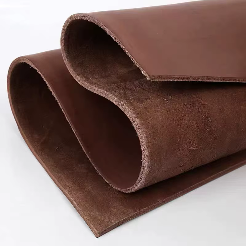 Matériau du cuir Hardcore, couche de tête de vache jaune haute densité marron foncé de 4mm d'épaisseur, gaine de couteau en cuir tanné végétal, taille