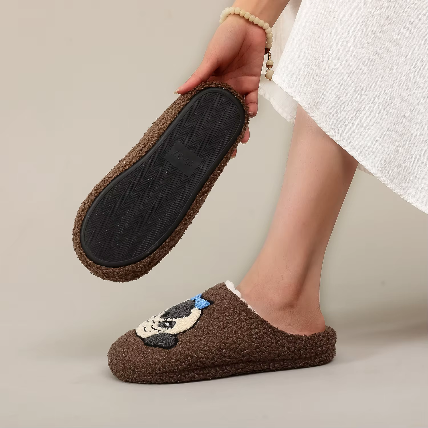 Une paire de pantoufles en fourrure confortables à semelles souples pour la maison en peluche à motif brodé de carlin marron, pantoufles d'intérieur mignonnes, chaudes et antidérapantes pour hommes et