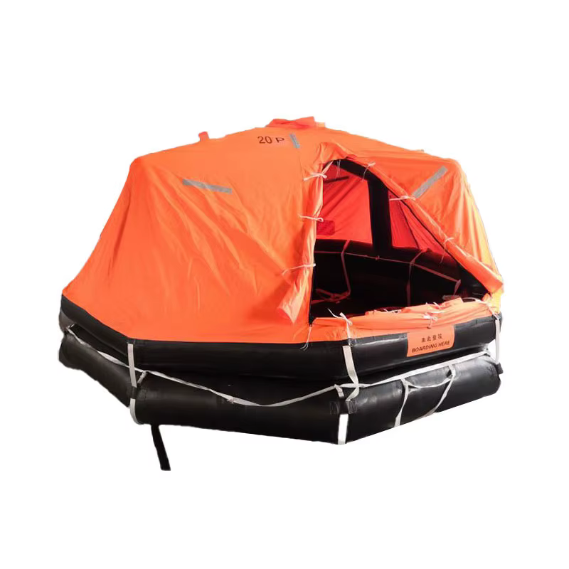 radeau de sauvetage gonflable de type lancement de voilier en mer
