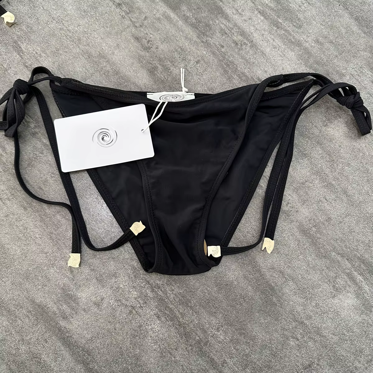 Maillot de bain bikini femme à fines bretelles croisées